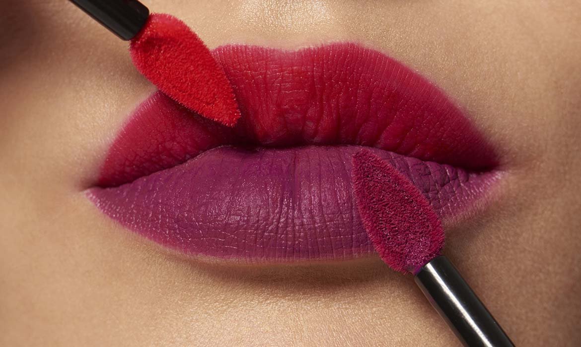 Aplica dos pintalabios de Rouge Signature de L’Oréal Paris para lucir un maquillaje colorido y diferente.